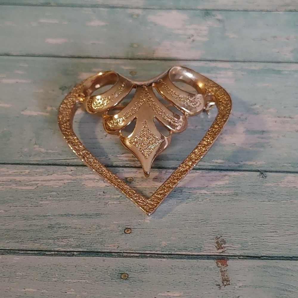 💚Vintage Gold Tone Signed Sarah Coventry Canada Brooch
